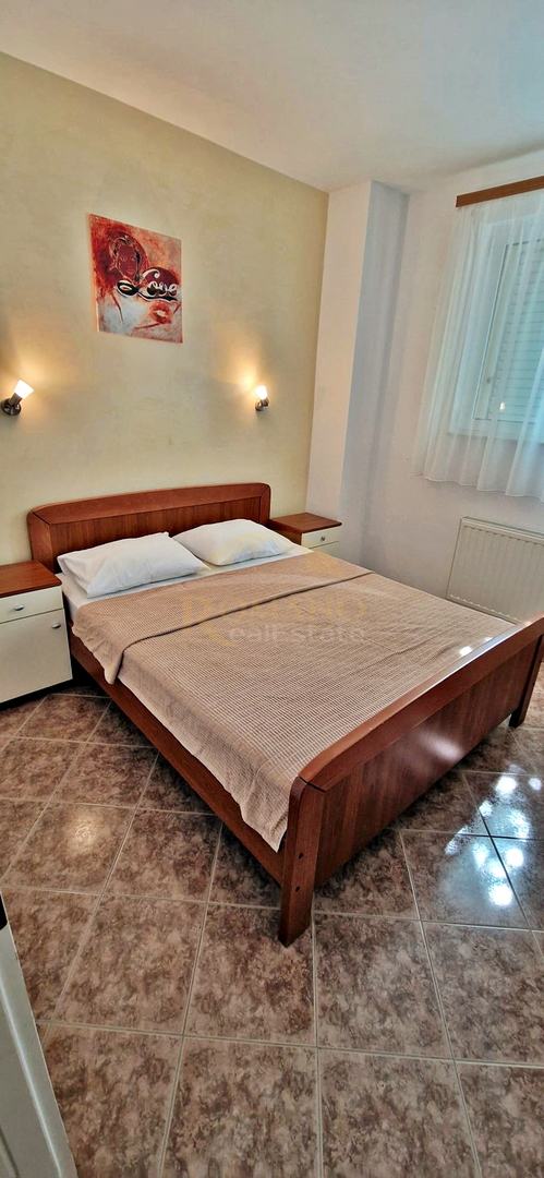 Casa con appartamenti a Okrug Gornji/Čiovo, seconda fila dal mare - 5 appartamenti